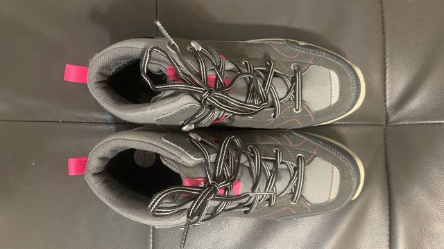 Botas de montaña grises y rosas/ Decatlón