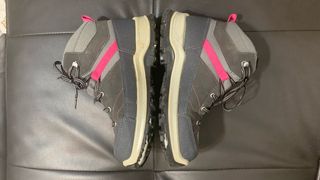 Botas de montaña grises y rosas/ Decatlón