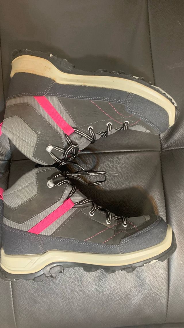 Botas de montaña grises y rosas/ Decatlón