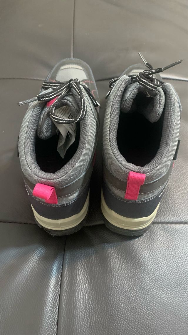 Botas de montaña grises y rosas/ Decatlón