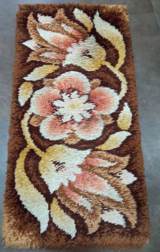 Alfombras de lana marrón con flores