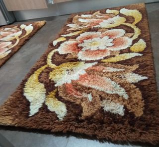 Alfombras de lana marrón con flores