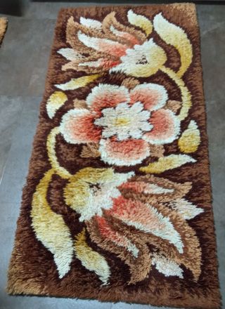 Alfombras de lana marrón con flores