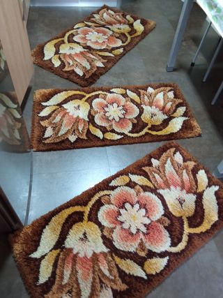 Alfombras de lana marrón con flores