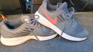 Scarpe sportive Nike grigie e rosse
