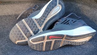 Scarpe sportive Nike grigie e rosse