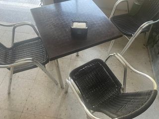 Conjunto mesa y 4 sillas metal y mimbre