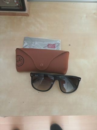 Gafas de sol Ray-Ban negras y marrones