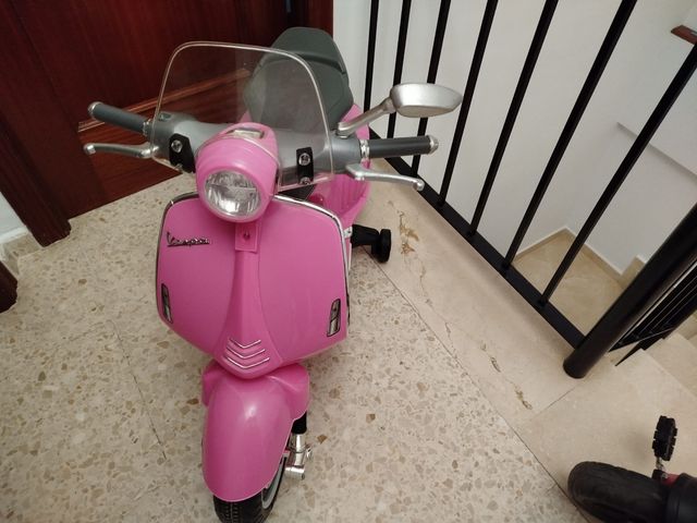 Moto eléctrica infantil rosa Vespa