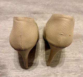 Zapatos de tacón beige 