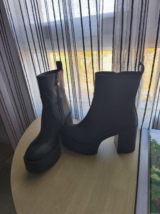 Botines negros Stradivarius plataforma marrón 
