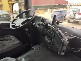 SCANIA P 380-PORTAMAQUINAS