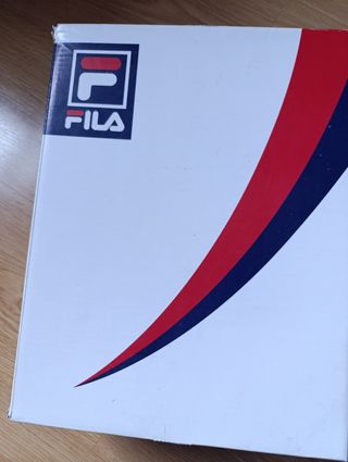 Zapatillas Fila Blancas y Plateadas
