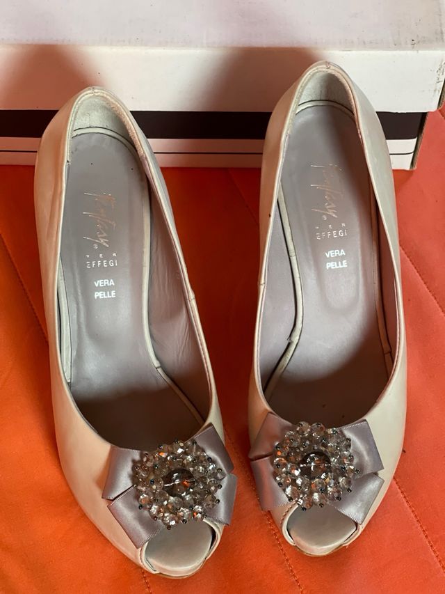 Scarpe eleganti grigie con gioiello 