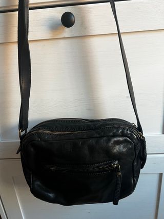 Bolso bandolera de piel negro
