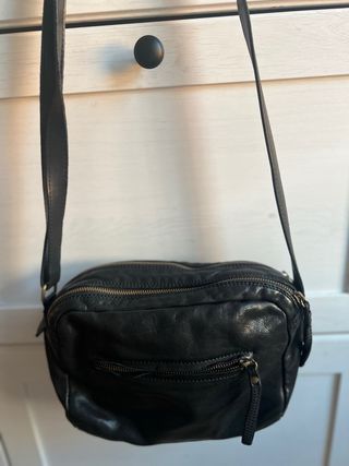 Bolso bandolera de piel negro

