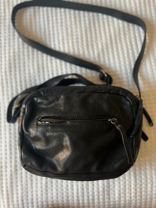 Bolso bandolera de piel negro
