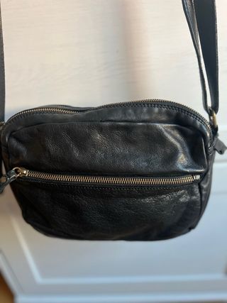Bolso bandolera de piel negro
