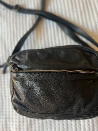 Bolso bandolera de piel negro
