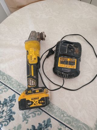 Radial Dewalt DCG405 con Batería 18V 5.0Ah
