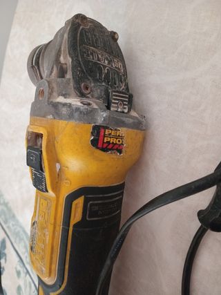 Radial Dewalt DCG405 con Batería 18V 5.0Ah