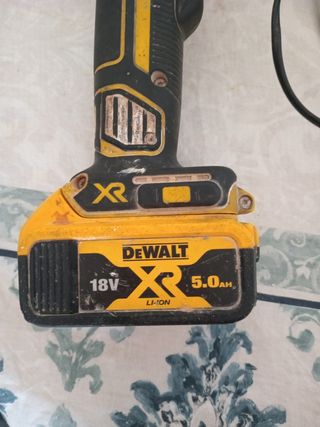 Radial Dewalt DCG405 con Batería 18V 5.0Ah