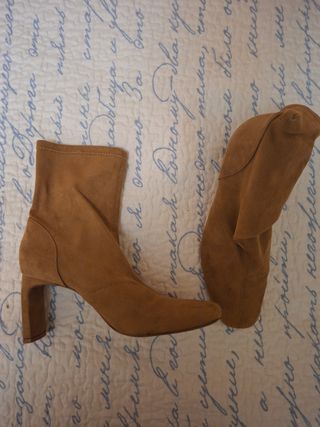 Botines de tacón ante color coñac