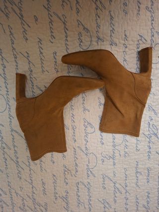 Botines de tacón ante color coñac