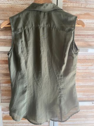 Camisa sin mangas verde con tachas en cuello