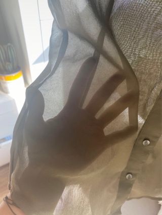 Camisa sin mangas verde con tachas en cuello
