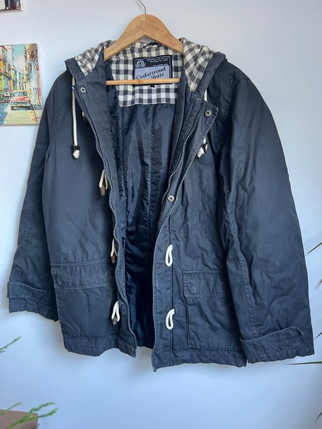 Trenca azul marino con capucha