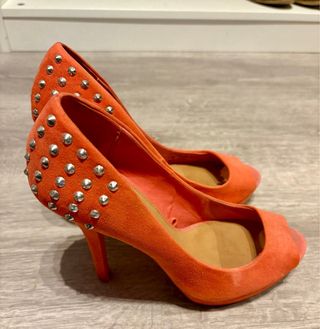 Zapatos de tacón con tachuelas