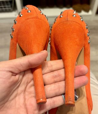 Zapatos de tacón con tachuelas