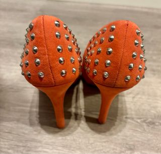 Zapatos de tacón con tachuelas