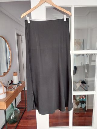 Falda larga H&M M efecto satén negra