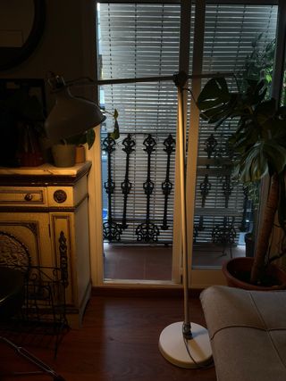 Lámpara de pie IKEA blanca, incluye bombilla.