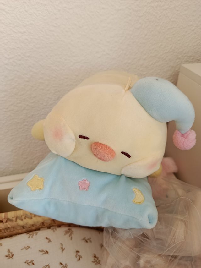 Peluche pollito Miniso con gorrito