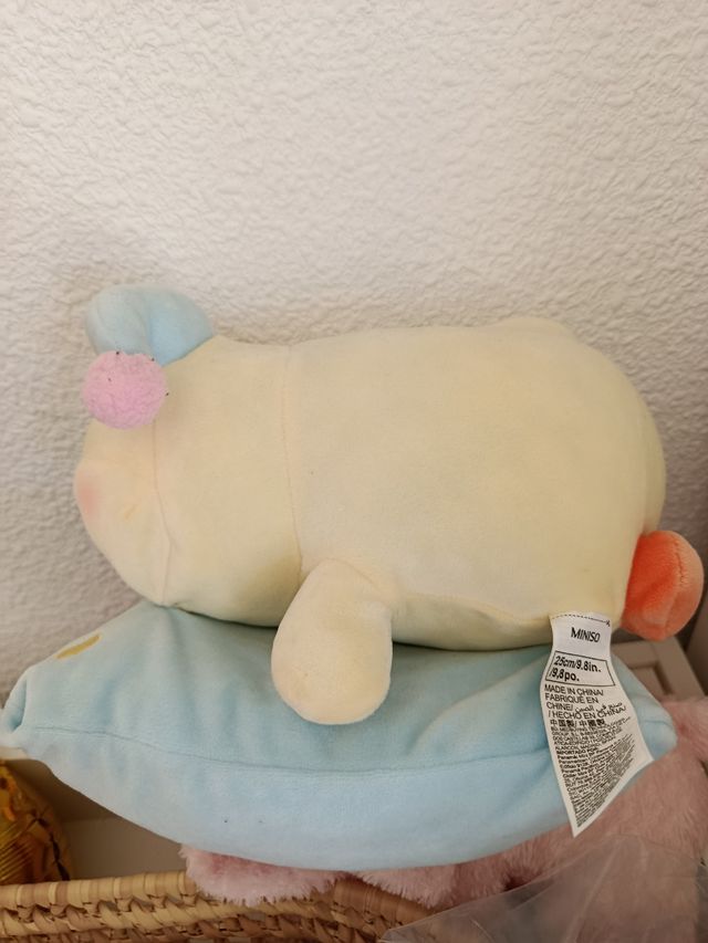 Peluche pollito Miniso con gorrito
