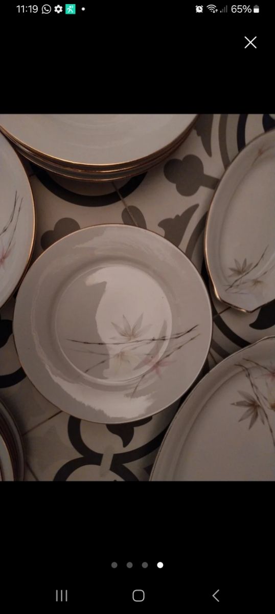 Vajilla clásica de porcelana con borde dorado