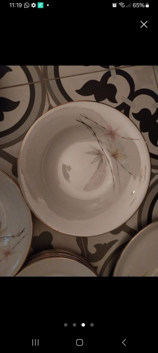 Vajilla clásica de porcelana con borde dorado