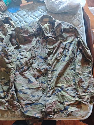 Traje militar completo, mimeta camiseta y sudadera
