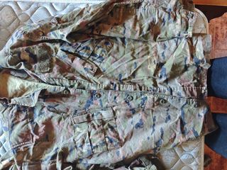 Traje militar completo, mimeta camiseta y sudadera