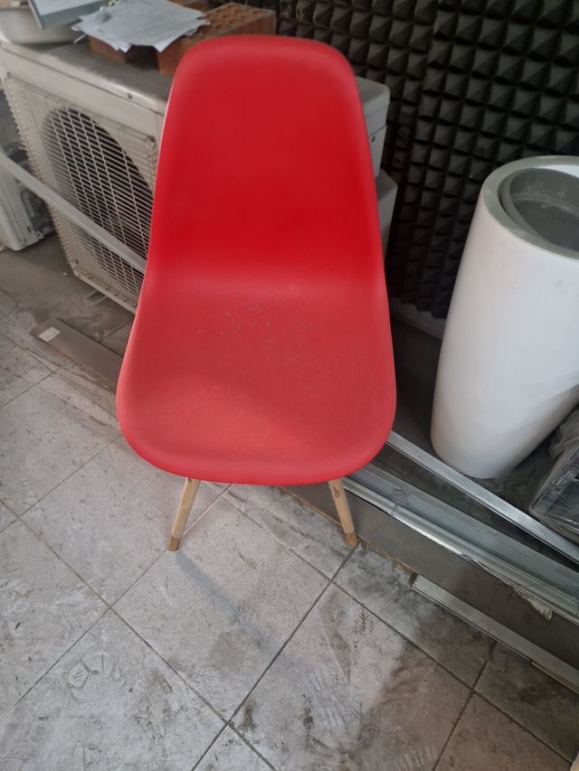 Silla roja de plástico y madera