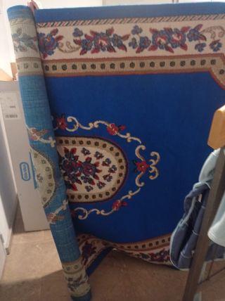 Alfombra azul con diseño floral