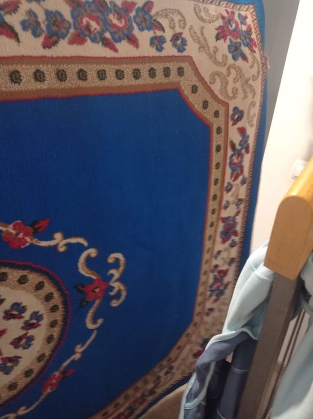 Alfombra azul con diseño floral