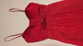 Vestido de fiesta rojo con pedrería