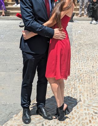 Vestido de fiesta rojo con pedrería
