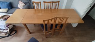 Mesa de comedor extensible de madera con sillas