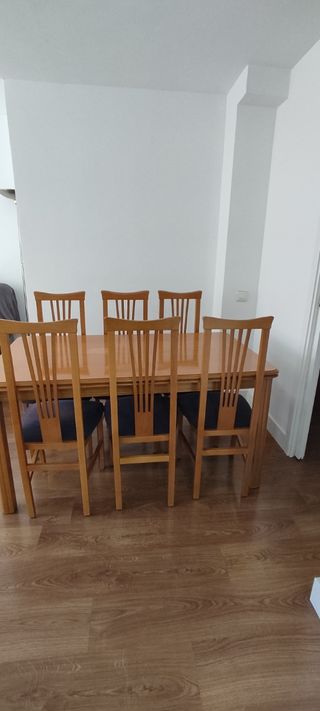 Mesa de comedor extensible de madera con sillas