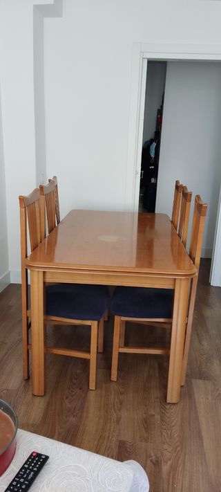 Mesa de comedor extensible de madera con sillas